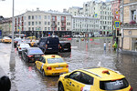 Автомобили на подтопленной улице в результате ливня в Москве, 18 июля 2023 года