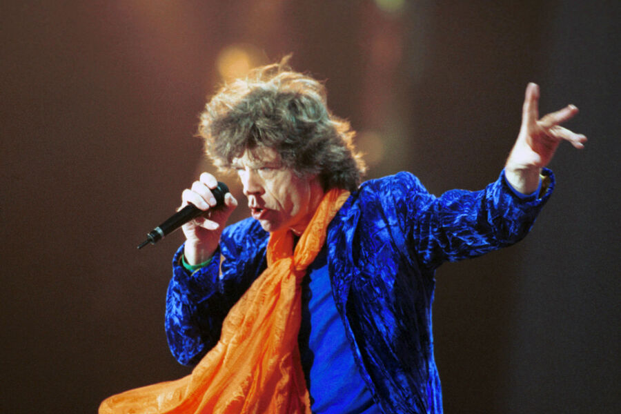 Лидер группы The Rolling Stones Мик Джаггер во время концерта в Москве, 11 августа 1998 года