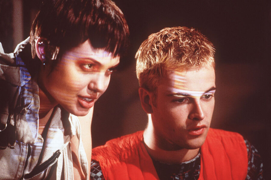 <b>«Хакеры» (1995)</b>
<br><br>
На&nbsp;съемках у&nbsp;Джоли и Джонни Ли Миллера завязался роман. Они поженились в&nbsp;1996 году и развелись в&nbsp;2000-м.

