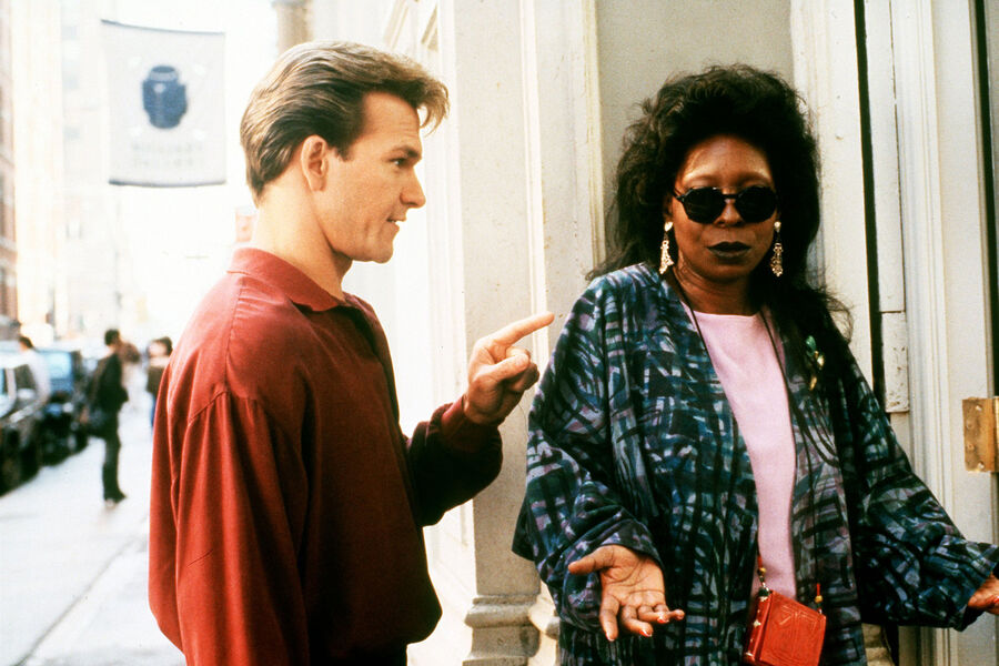 <b>«Привидение» (1990)</b>
<br><br>
Режиссер картины Джерри Цукер поначалу не собирался брать на&nbsp;роль медиума именно Вупи Голдберг, но Патрик Суэйзи убедил его, что она является идеальным кандидатом. И не ошибся.
