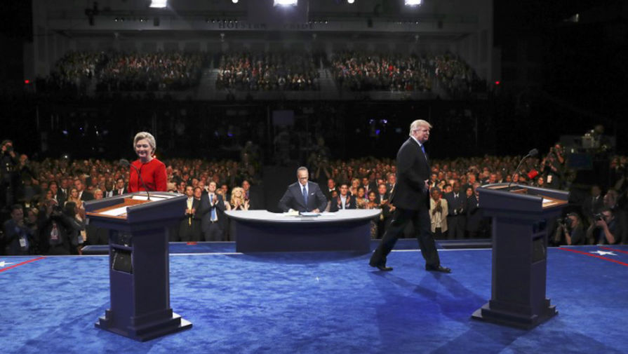Дональд Трамп и Хиллари Клинтон во время дебатов