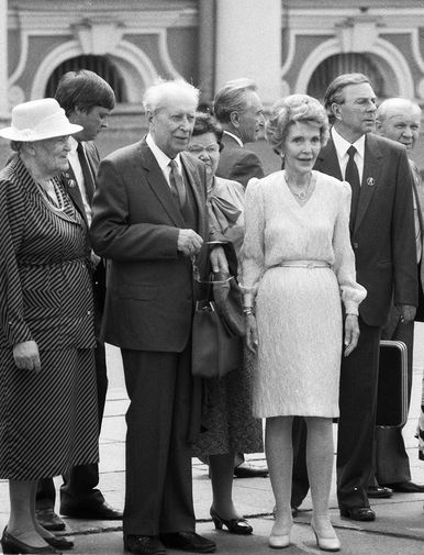 1988&nbsp;год. Дмитрий Лихачев сопровождает супругу президента США Нэнси Рейган (вторая справа) во время экскурсии по&nbsp;Ленинграду 