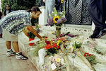 Люди возлагают цветы на месте убийства Джанни Версаче в Майами-Бич, 1997 год