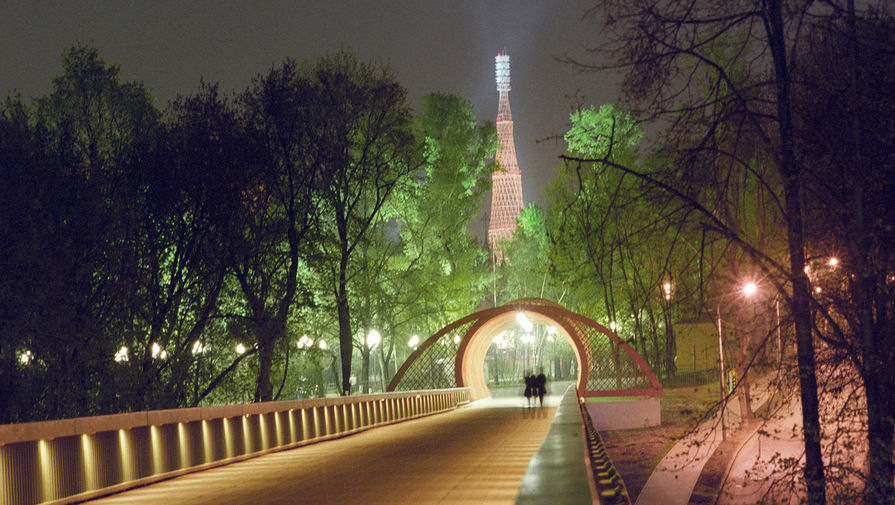 Вид на&nbsp;Шуховскую башню с&nbsp;Андреевского моста