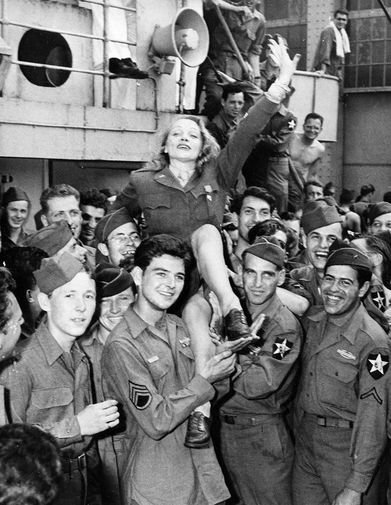 Марлен Дитрих на встрече с ветеранами второй мировой, 1945 год