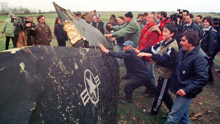 Местные жители около обломков американского бомбардировщика F-117 под Буджановцами в Сербии, 28 марта 1999 года