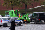 Эвакуация автомобиля Mercedes, владелец которого въехал на Васильевский спуск с угрозами взорвать транспортное средство, 3 октября 2018 года