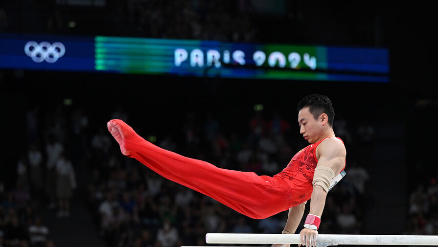 Китайский гимнаст выиграл золото Олимпиады на параллельных брусьях