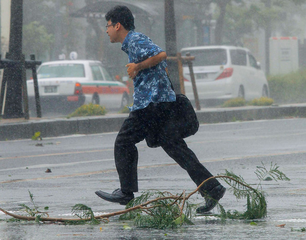 Идущего по&nbsp;пешеходному переходу мужчину сносит сильным ветром, вызванным тайфуном &laquo;Неогури&raquo;, на&nbsp;южном японском острове Окинава