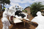 Похоронная команда выносит тело умершего от вируса Эбола, Фритаун