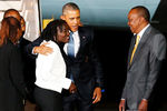 Президент Кении Ухуру Кениата и сестра Барака Обамы приветствуют президента США в аэропорту Найроби