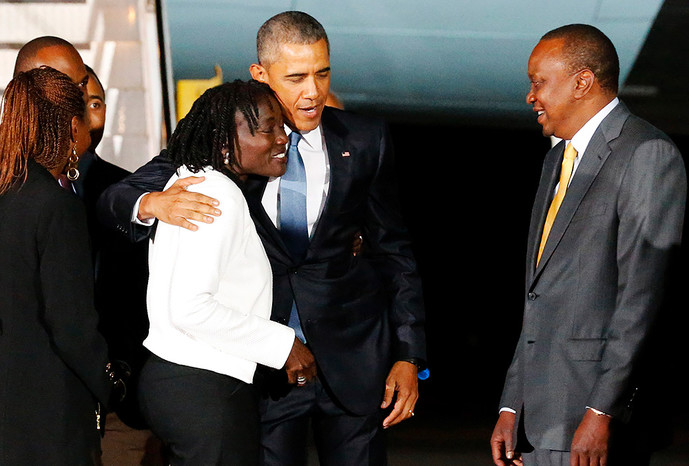 Президент Кении Ухуру Кениата и сестра Барака Обамы приветствуют президента США в&nbsp;аэропорту Найроби