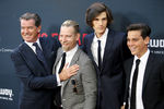 Пирс Броснан со своими сыновьями на премьере фильма «Выхода нет» в Лос-Анджелесе