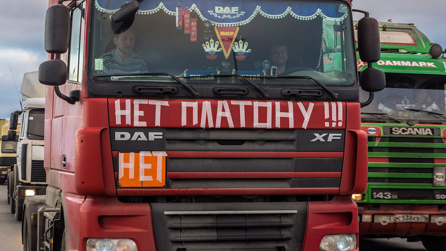 Во время акции «Улитка» на Софийской улице, которую организовали водители грузовых машин в знак протеста против взимания сборов с фур за проезд по федеральным трассам