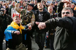 Участники митинга за освобождение украинской летчицы Надежды Савченко закидывают яйцами посольство России в Киеве