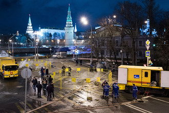 На месте прорыва трубы с горячей водой на Софийской набережной
