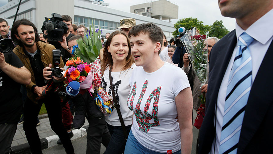 Надежда Савченко с&nbsp;сестрой в&nbsp;аэропорту Киева