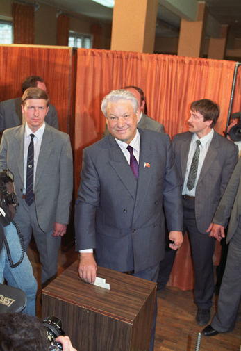 Председатель Верховного Совета РСФСР Борис Ельцин на&nbsp;избирательном участке, 12 июня 1991 года