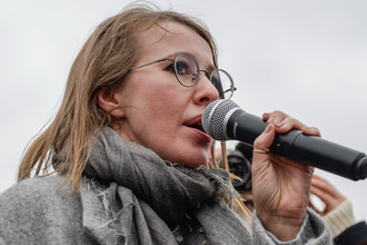 Телеведущая Ксения Собчак выступает на митинге «За образование и науку» на площади Ленина в Санкт-Петербурге