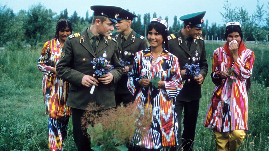 Таджикская ССР. Пограничники на&nbsp;прогулке с&nbsp;местными девушками, 1977&nbsp;год