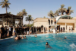 Протестующие в бассейне на территории Республиканского дворца в Багдаде, Ирак, 29 августа 2022 года