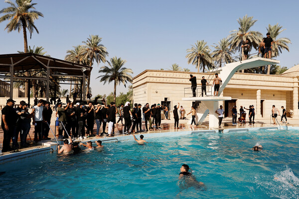 Протестующие в&nbsp;бассейне на&nbsp;территории Республиканского дворца в&nbsp;Багдаде, Ирак, 29&nbsp;августа 2022&nbsp;года