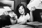 Саманта Смит с письмами, которые приходят в ее адрес, США, 1984 год