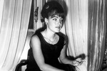 Туфли сделал для Шанель производитель обуви на заказ Себастьян Массаро (с компанией Massaro дом Chanel сотрудничает до сих пор). Модель быстро полюбилась звездам — в частности, в таких туфлях не раз позировала актриса Роми Шнайдер.
<br><br>На фото: Роми Шнайдер на приеме для прессы в Лондоне, 1962 год