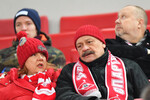 <b>Дмитрий Назаров</b>
<br><br>
До отъезда из России Дмитрий Назаров регулярно попадал в кадр во время трансляций матчей красно-белых — особенно когда «спартаковцы» проигрывали, что сразу омрачало настроение актера (и чего он даже не пытался скрывать). Поучаствовал звезда «Кухни» и в развале чемпионской команды Массимо Карреры — несколько лет назад Назаров опубликовал пост с критикой тренера, лайк под ним поставил тогдашний капитан красно-белых Денис Глушаков, после чего состав на фоне громких скандалов ушел в перестройку.
