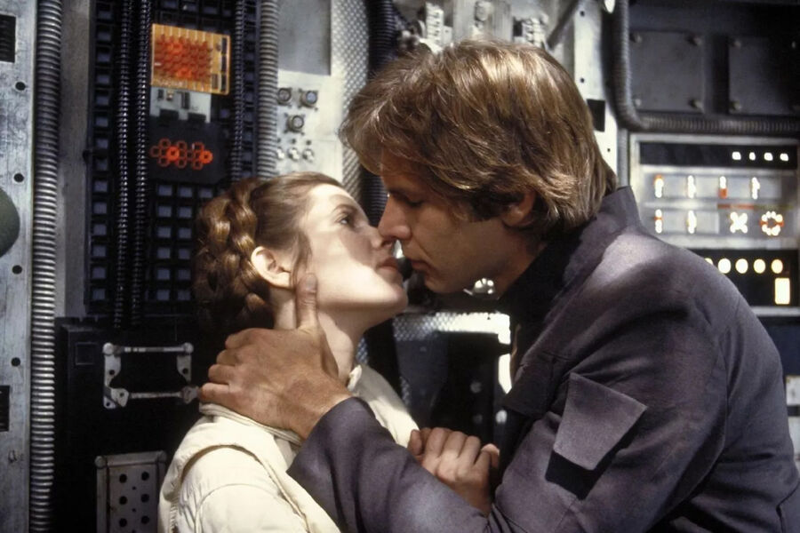 <b>«Звездные войны: Империя наносит ответный удар» (1980), Кэрри Фишер и Харрисон Форд</b>
<br><br>
Поцелуй, которого не могло не быть, потому что без&nbsp;него «Звездные войны» были бы куда скучнее (по крайней мере, для&nbsp;девочек). Хан Соло целует принцессу Лею на&nbsp;борту «Тысячелетнего сокола» после атаки имперских вооруженных сил — и история сразу обретает объем и глубину.
