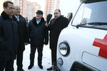 Дмитрий Медведев осматривает автомобиль скорой помощи в Оренбурге