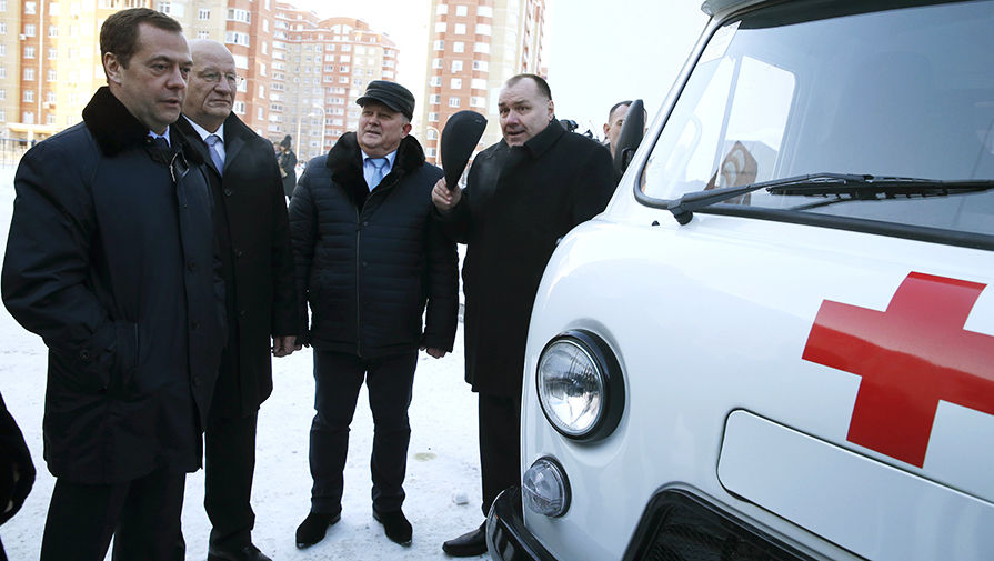 Дмитрий Медведев осматривает автомобиль скорой помощи в&nbsp;Оренбурге