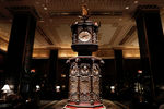 Часы, выпущенные ко всемирной выставке в Чикаго в лобби отеля 