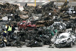 Обломки автомобилей, извлеченные из руин многоэтажной парковки, — последствия взрыва заминированного автомобиля в терминале аэропорта Барахас, устроенного предположительно боевиками ЭТА, 8 января 2007 года