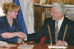 Президент России Борис Ельцин и министр социальной защиты населения России Элла Памфилова во время встречи, 1993 год