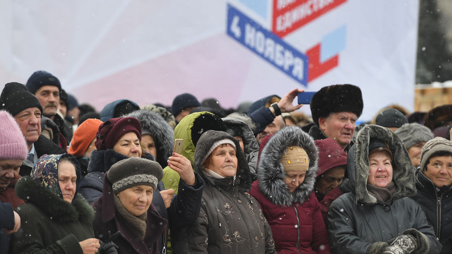 Участники концерта в&nbsp;честь Дня народного единства на&nbsp;площади Ленина в&nbsp;Новосибирске, 4 ноября 2018 года