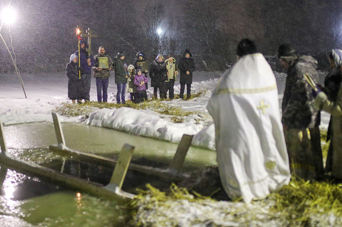 Во время чина Великого освящения воды в купели перед началом крещенских купаний на территории Троицкого храма в селе Унимерь Гаврилов-Ямского района, Ярославская область, 18 января 2019 года