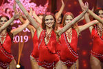 Участница Анна Бакшеева (в центре) во время финала 25-го фестиваля красоты и талантов «Краса России-2019»
