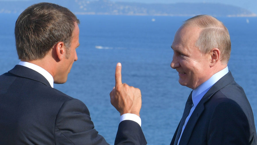 Президент Франции Эмманюэль Макрон и президент России Владимир Путин во время встречи во Франции, 19 августа 2019 года