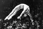 Гимнастка Ольга Корбут выполняет упражнение на бревне, 1971 год