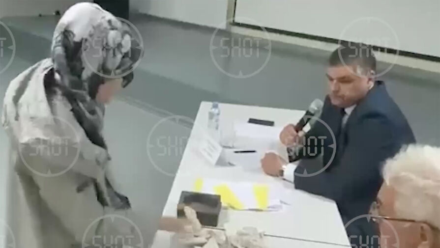 Пожилая уфимка высыпала на стол заммэра куски штукатурки, упавшие с ее потолка