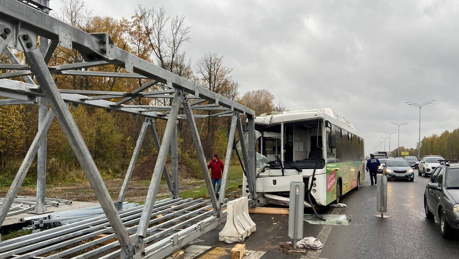 Под Казанью автобус с пассажирами въехал в строящийся мост