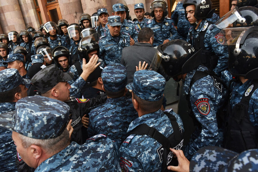 Сотрудники полиции во время протеста на&nbsp;фоне эскалации в&nbsp;Нагорном Карабахе на&nbsp;площади Республики в&nbsp;Ереване, Армения, 22&nbsp;сентября 2023&nbsp;года