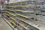 Пустые полки в супермаркете после землетрясений в префектуре Исикава, 2 января 2024 года 