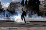 Участник акции протеста студентов в Афинах, Греция, 8 марта 2024 года