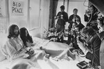Через неделю после свадьбы Джон Леннон и Йоко Оно принимают прессу у своей постели в президентском люксе отеля «Хилтон» в Амстердаме. Пара оставалась в постели в течение семи дней «в знак протеста против войны и насилия в мире», 1969 год