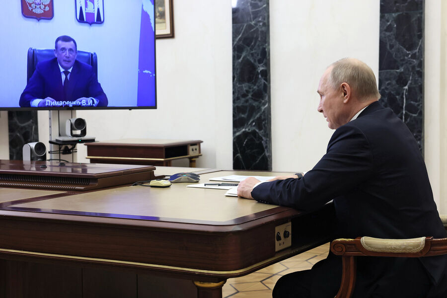 Президент РФ Владимир Путин во время встречи в режиме видеоконференции с губернатором Сахалинской области Валерием Лимаренко, 3 апреля 2024 года 
