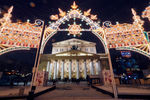 Инсталляция из светящихся арок «Корона» у Большого театра, представленная в рамках международного фестиваля «Рождественский свет»