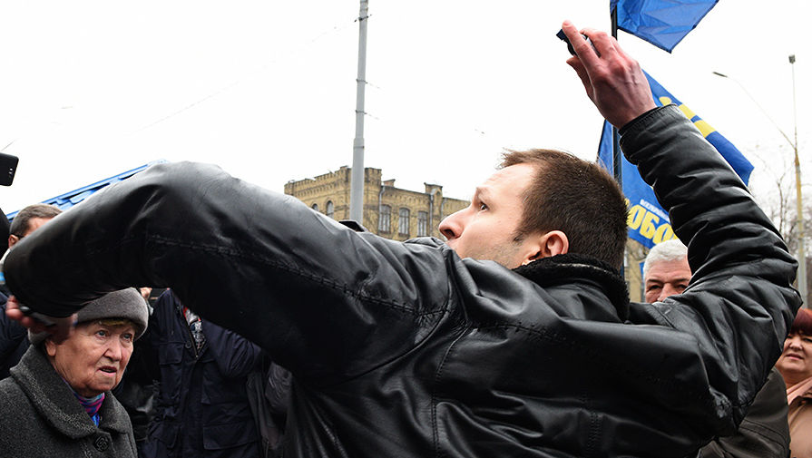 Участники акций в&nbsp;защиту Савченко забрасывают краской и яйцами посольство Российской Федерации в&nbsp;Киеве