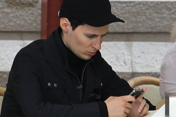 Павел Дуров в кафе на Красной площади, 2012 год